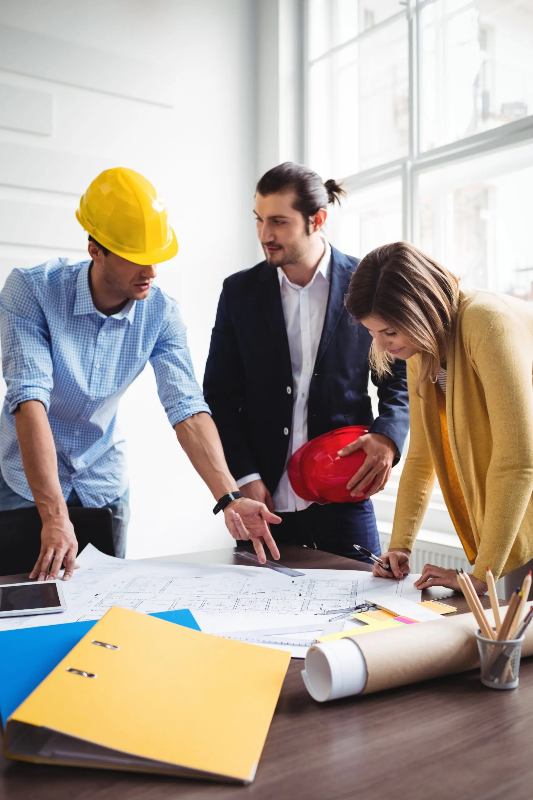 Equipo de arquitectos y constructores revisando planos