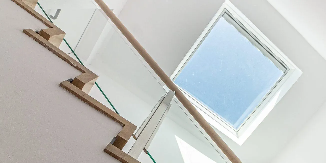 Escalera con luz natural en una vivienda de Total Homes